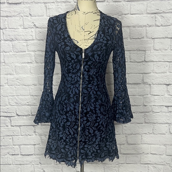 VENUS Dresses & Skirts - VENUS Blue and Black Floral Lace Dress